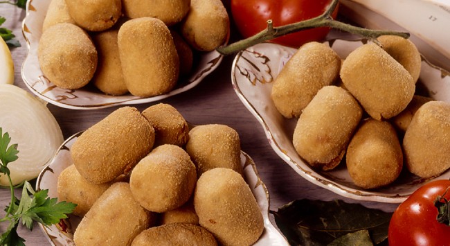 Porções de croquete de frango servidas em vasilhas variadas