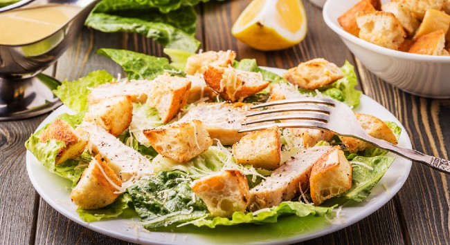 salada caesar com frango empanado