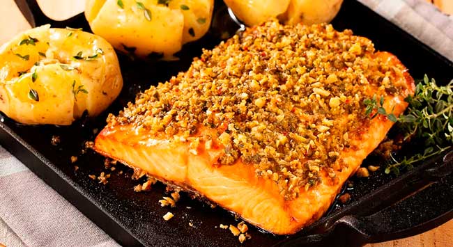 Lombo de salmão assado servido com alcaparras e batatas ao murro.