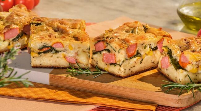 quatro pedaços de torta de salsicha com espinafre feita no liquidificador