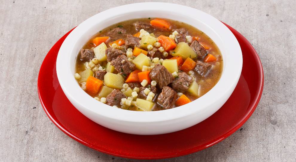 sopa de carne com legumes e macarrão