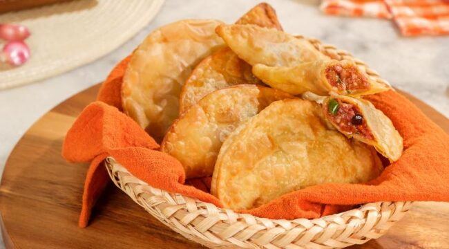 Pastéis de calabresa servidos em cesta
