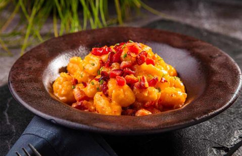 Nhoque de batata com bacon crocante e temperos